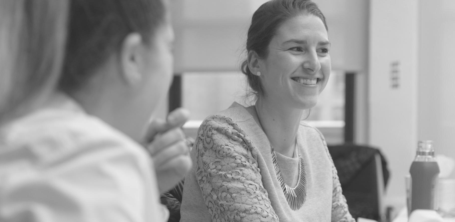 Studierende arbeiten an praktischen Webentwicklungsprojekten in modernem Lernumfeld